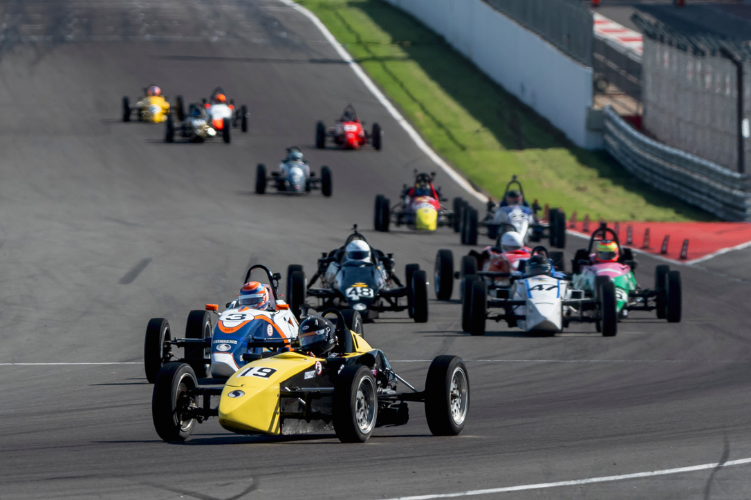 No.19 leads the pack at Donington Park, 2026